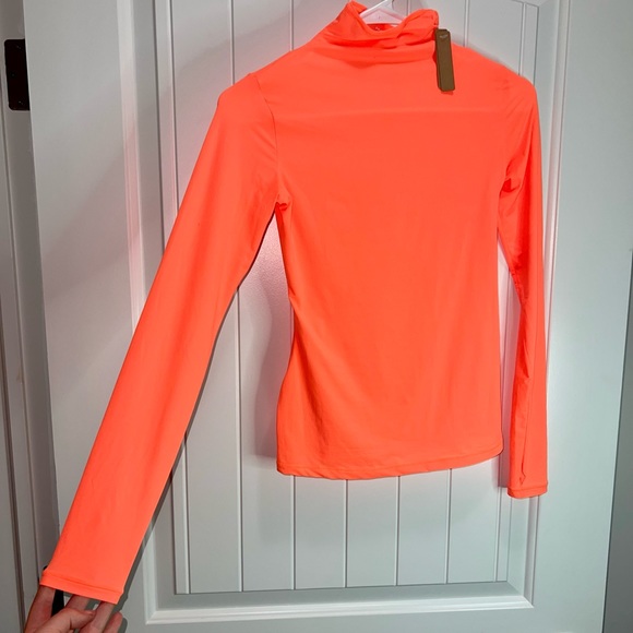 8️⃣0️⃣ BRAND NEW! TAGS ON! SOLD OUT BEAUTIFUL SKIMS FITS EVERYBODY TURTLENECK - Picture 3 of 5